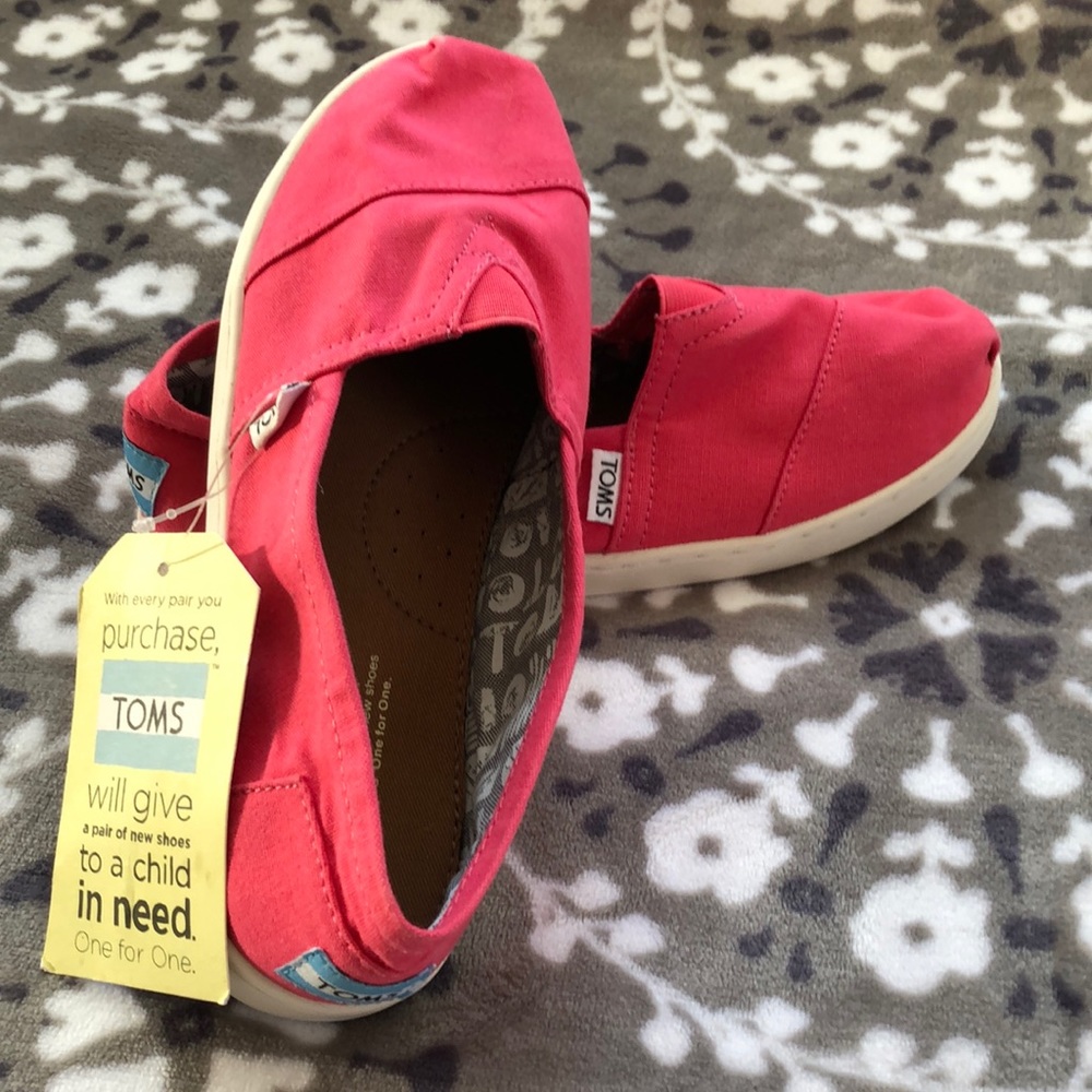 NWT TOMS Youth Classic pink canvas sz 5.5